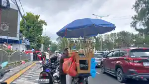 PEDAGANG-Pedagang-buah-kedondong-berjualan-saat-Selebrasi-Paskah-Pemuda-GMIM.jpg