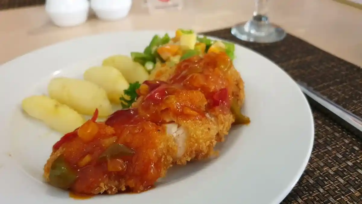 Nikmatnya Chicken Mozarella ala Hotel Santika Cirebon, Kering di Luar Lembut di Dalam
