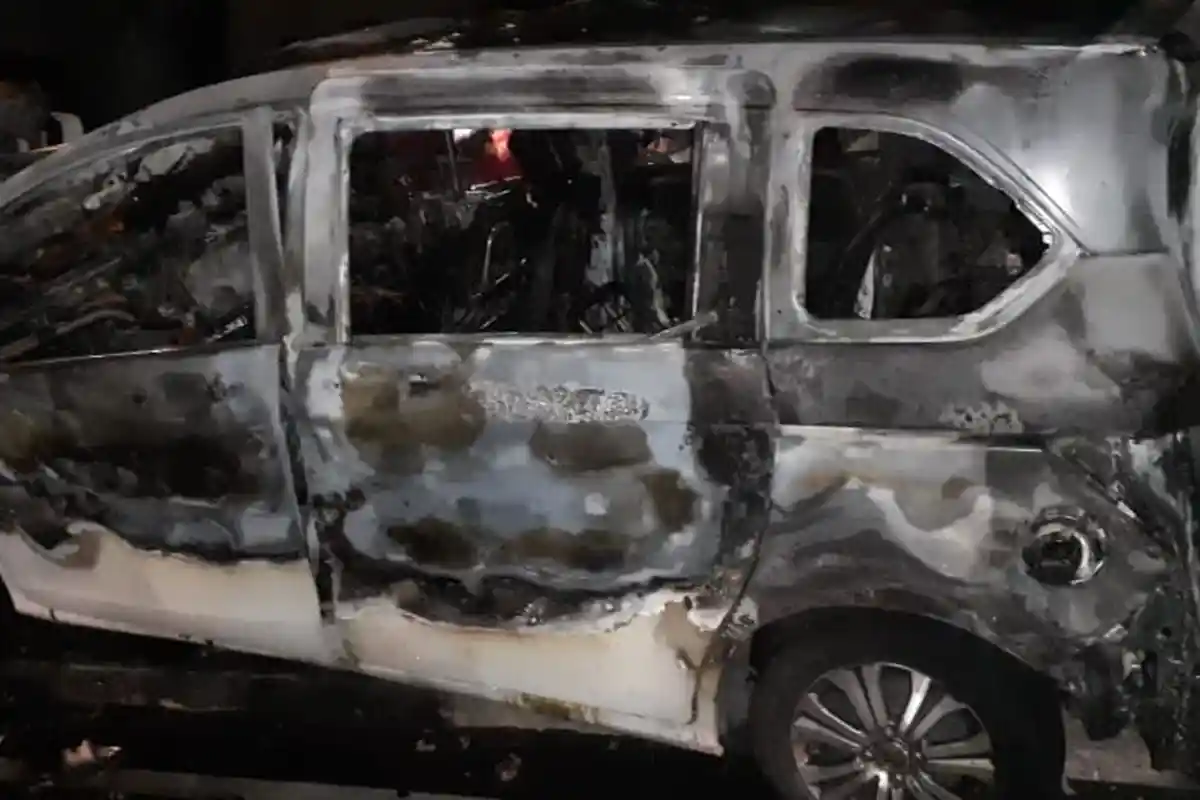 BREAKING NEWS: Korban Tewas Terpanggang dalam Mobil yang Terbakar Usai Terjadi Kecelakaan di Medan