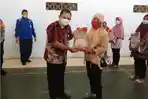 Sarijem Senang Peroleh Beras Bantuan saat PPKM Level 4, Pemkab Semarang Salurkan 1.347 Ton Beras