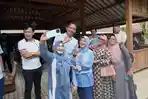 Sambut-Kemenangan-Sejumlah-Tim-dan-Warga-Datangi-Rumah-Cabup-Setyo-Wahono.jpg