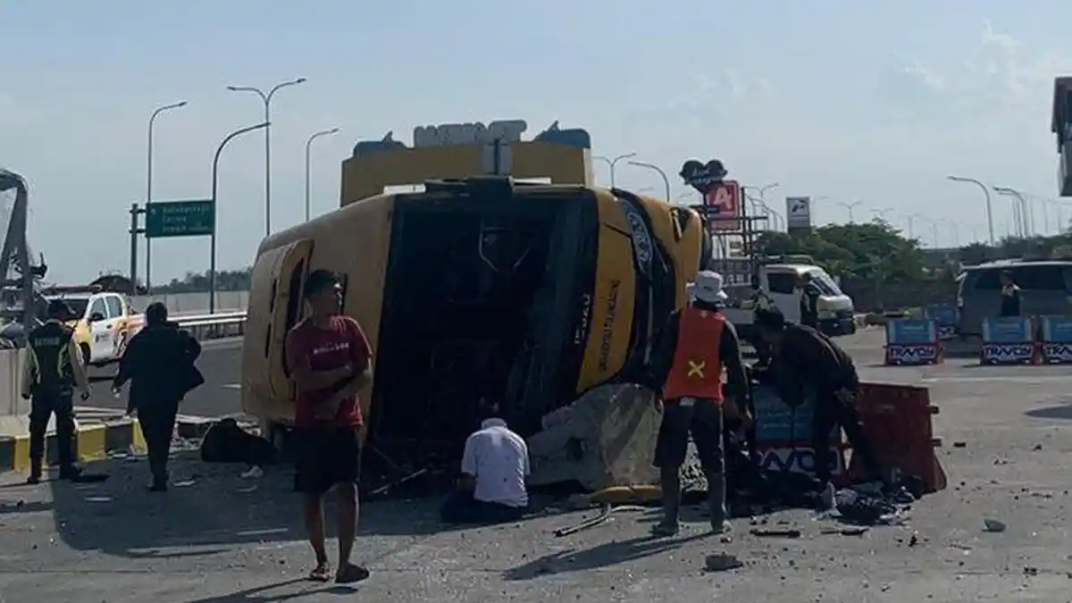 BREAKING NEWS - Bus Rombongan SMAN 1 Kedungwaru Dikabarkan Terguling di Tol, Dua Orang Tewas