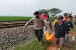 Polisi-mengevakuasi-orang-yang-meninggal-dunia-akibat-tertabrak-kereta-api-di-Kampung-Siluman.jpg