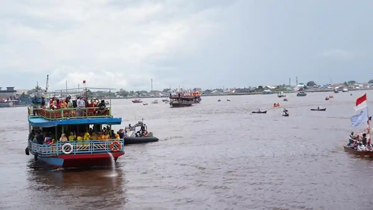 Kena Gelombang Tinggi, Perahu Motor Berisi 16 Santri Terbalik di Sungai Kapuas