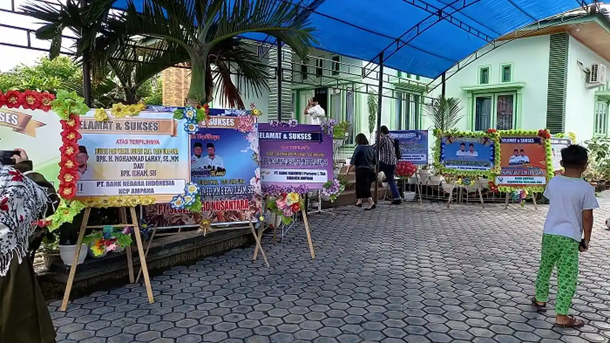 Karangan Bunga di Rumah Bupati Touna Terpilih, Ucapan Selamat dari Berbagai Instansi