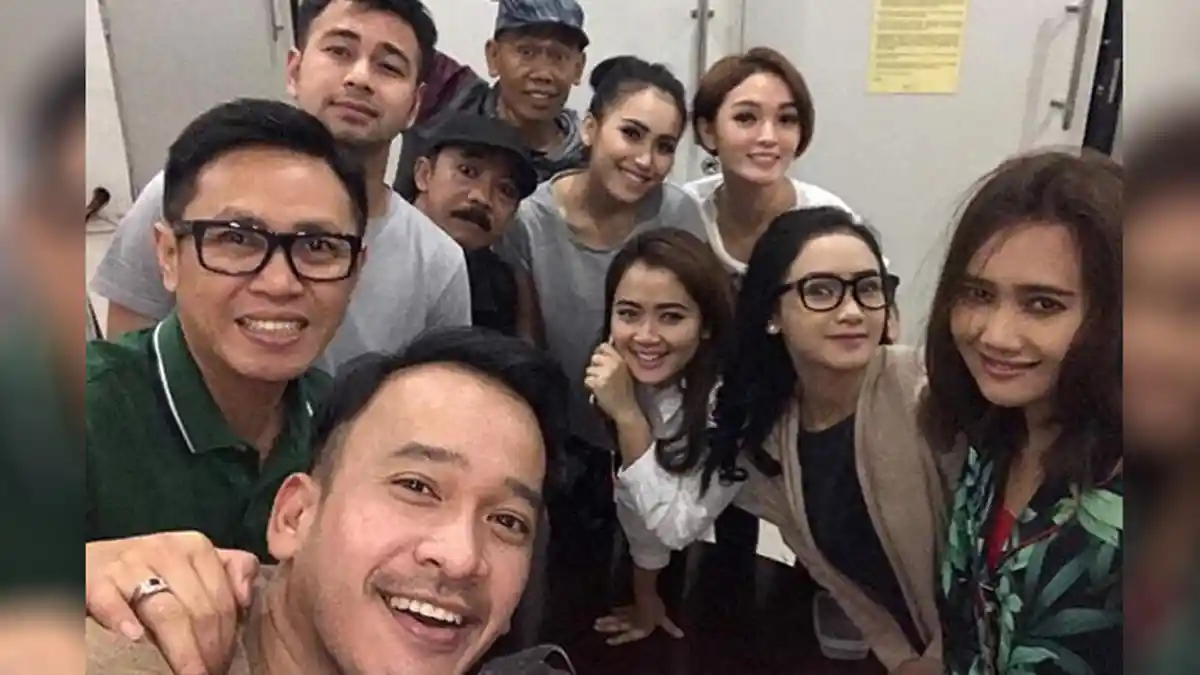 Ayu Ting Ting Unggah Foto Rame-rame di Acara Sahur, Lihat Baju Raffi Ahmad Bikin Netter Salfok