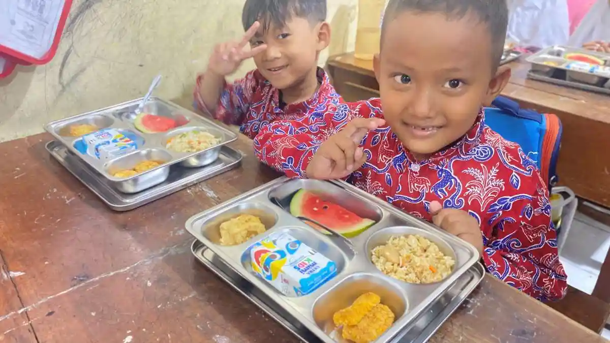 Program Makan Bergizi Gratis Bikin Orang Tua di Indramayu Bahagia, Uang Jajan Untuk Anak Berkurang