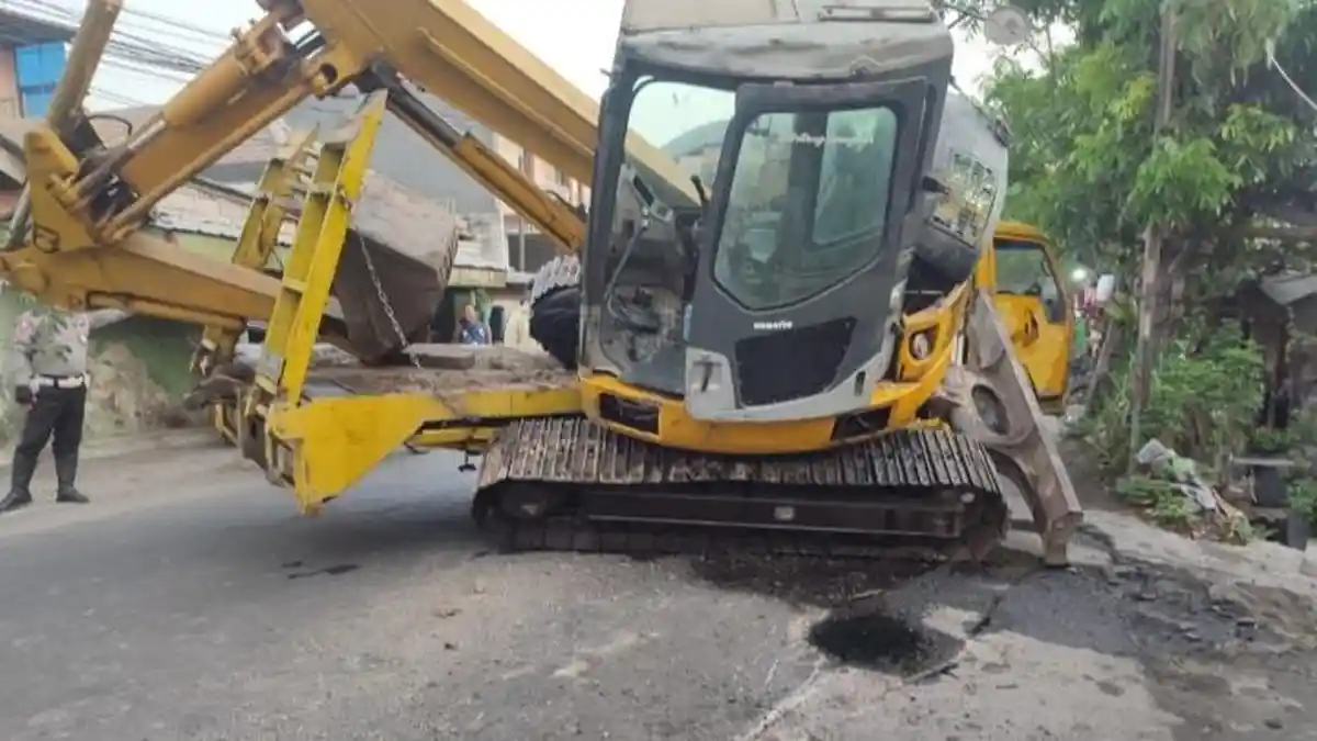 Kecelakaan Tunggal Excavator Jatuh dari Truk di Driyorejo Gresik Bikin Arus Lalu Lintas Macet