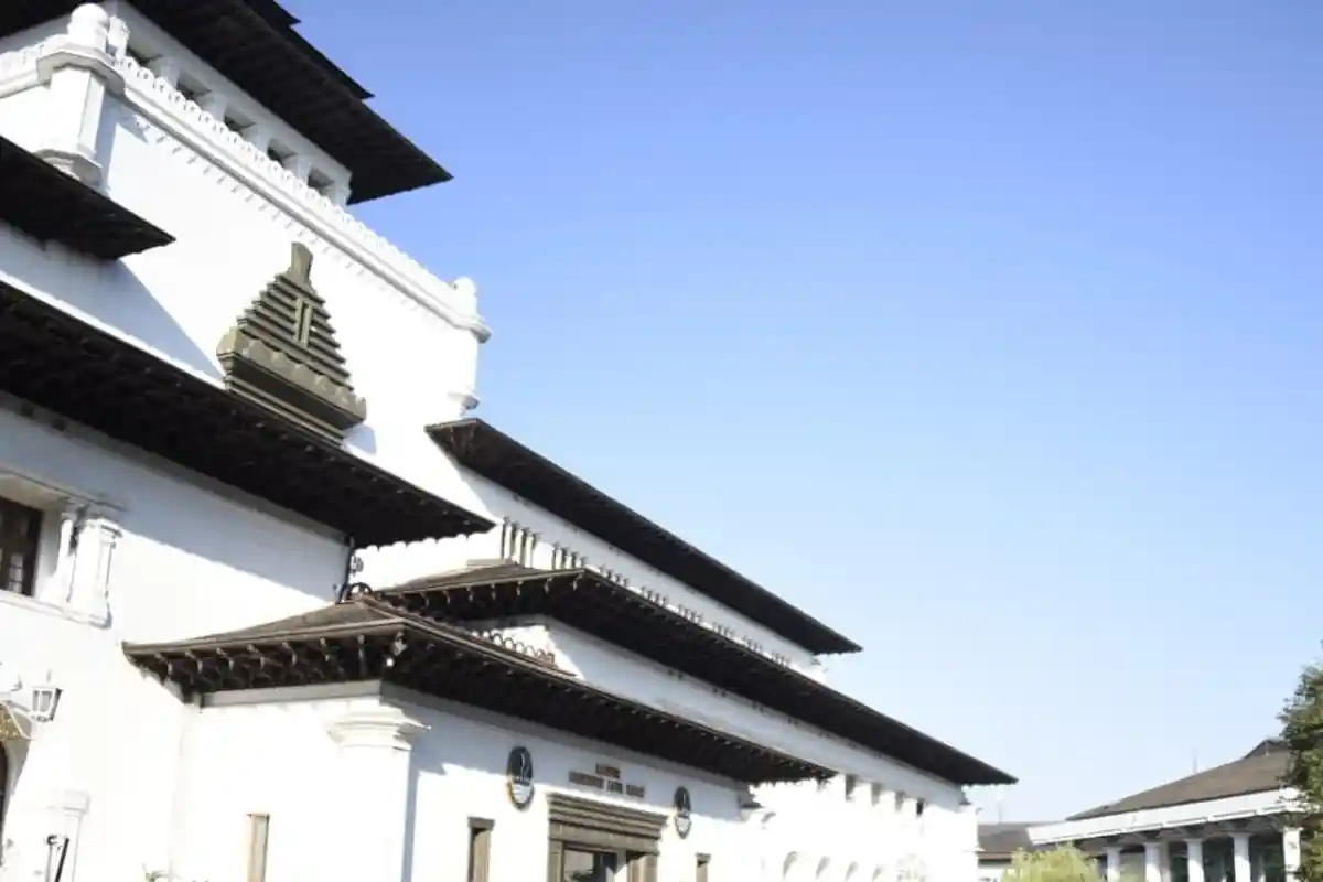 'Tante Sun' Bimbo Sambut Tamu di Acara Sertijab Gubernur Jabar