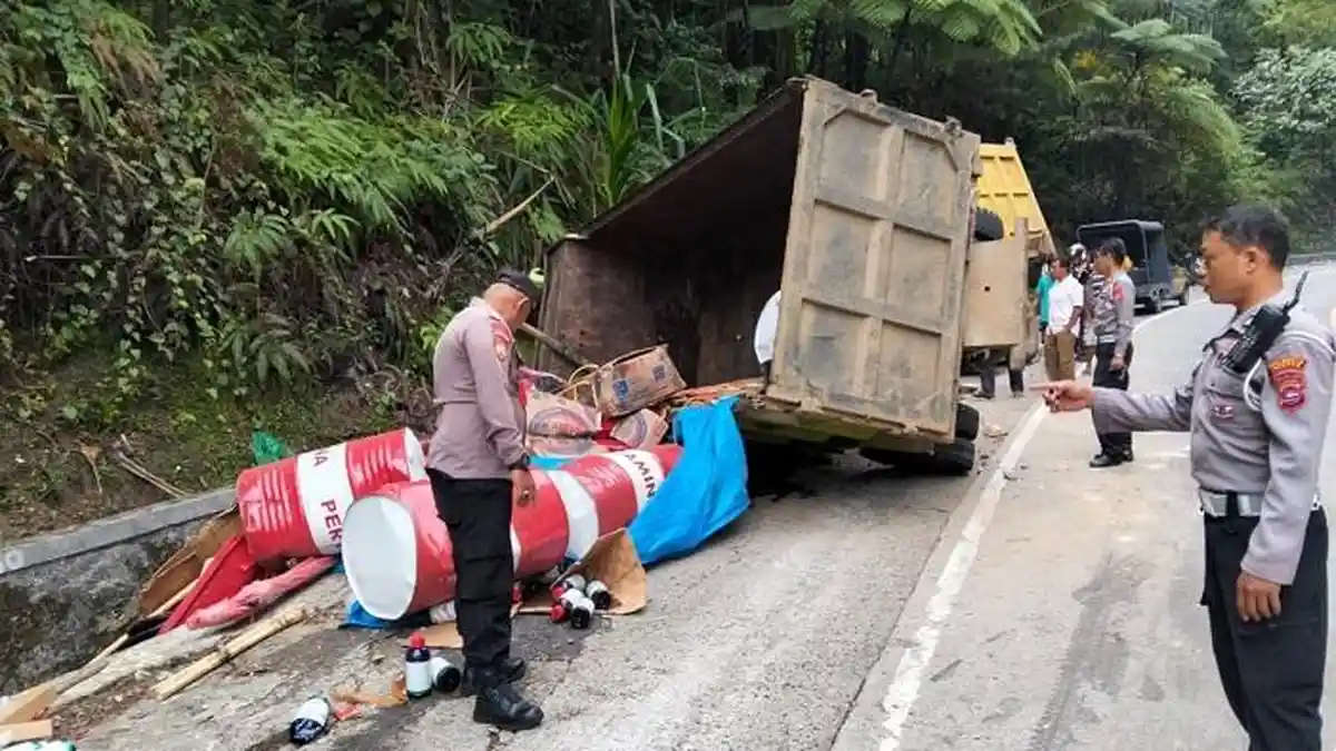 Truk Rem Blong Hantam Truk Parkir di Jalan Raya Padang-Solok, Dua Orang Luka