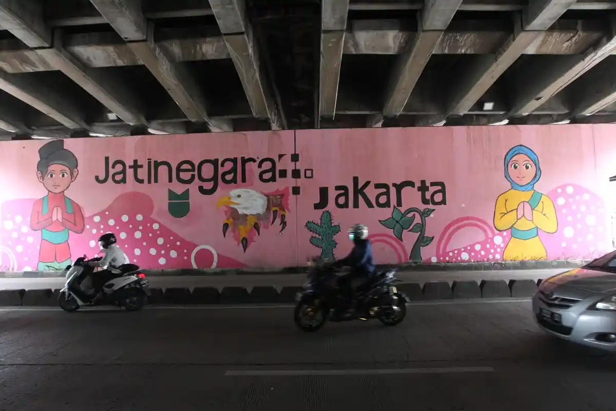 Hampir Rampung, Mural Jakarta Kolaborasi di Kolong Flyover Jatinegara Sudah 70 Persen