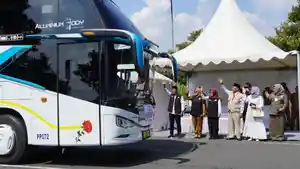 Wakil-Bupati-Kediri-Dewi-Mariya-Ulfa-saat-melepas-para-calon-jemaah-haji-Selasa-1952026.jpg