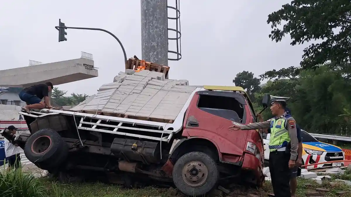 Rekaman CCTV Detik-detik Kecelakaan Truk Rem Blong di Exit Tol Bawen, Sopir Hindari Karambol