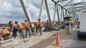 Jembatan-Katingan-Kalteng-dalam-perbaikan.jpg