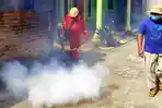 Petugas-melakukan-fogging-di-Kelurahan-Gedog-Kecamatan-Sananwetan-Kota-Blitar-Jawa-Timur.jpg