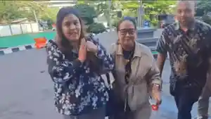 Irmelin-ibunda-Onad-tengah-datang-didampingi-kakak-Onad-Debby-kiri-dan.jpg