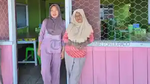 Potret-Dua-pedagang-di-Pantai-Sondana-Bolsel.jpg