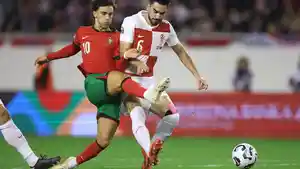 Penyerang-Portugal-Joao-Felix-kiri-dan-pemain-Kroasia-Josip-Sutalo-kanan-berebut-bola.jpg