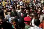 Presiden Jokowi Dikelilingi Ribuan Warga Muhammadiyah