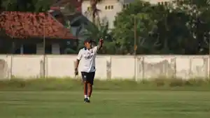 Asisten-Pelatih-Madura-United-Rakhmad-Basuki-saat-memimpin-latihan.jpg