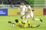 Pesepak-bola-Timnas-U19-Indonesia-Reno-Salampessy-kanan-melewati-kiper-Timnas-U19-Timor-Leste.jpg