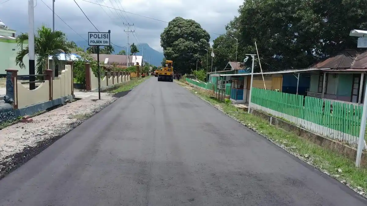 Pemkab Halmahera Selatan Pastikan Pembangunan Jalan Hotmix di Kecamatan Obi Lanjut Tahun Ini