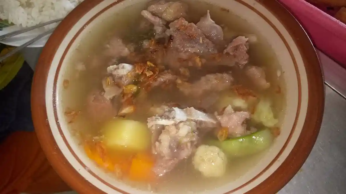 Satu-satunya Warung Sop Buntut di Pasar Klewer Solo, Sasmito Berbagi Resep Kelola Usaha