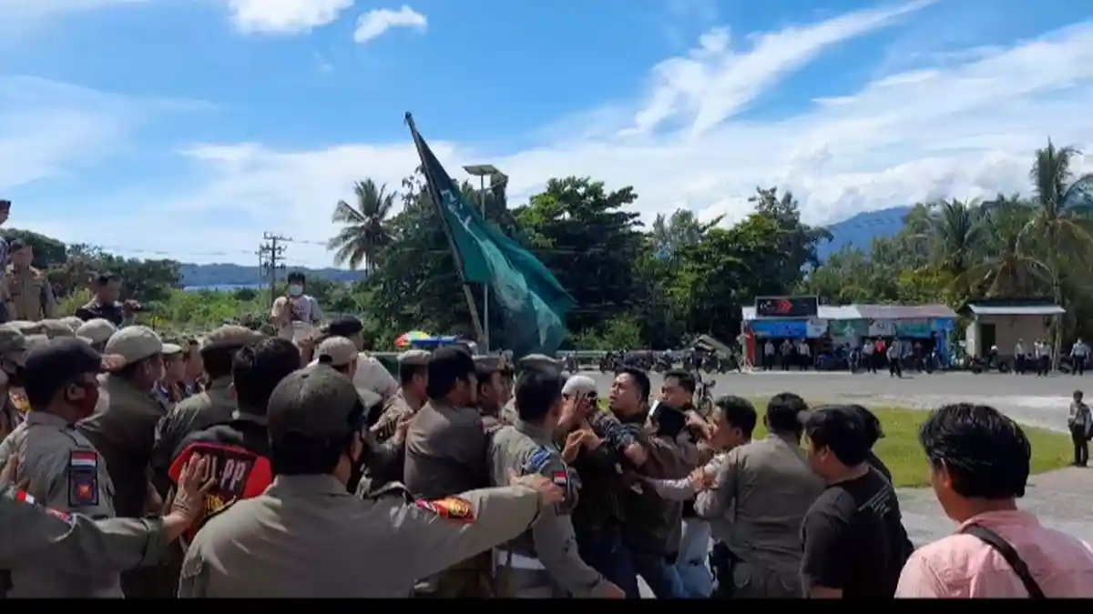 Aksi Unjuk Rasa HMI Manakarra di Kompleks Kantor Pemprov Berujung Ricuh dengan Satpol PP