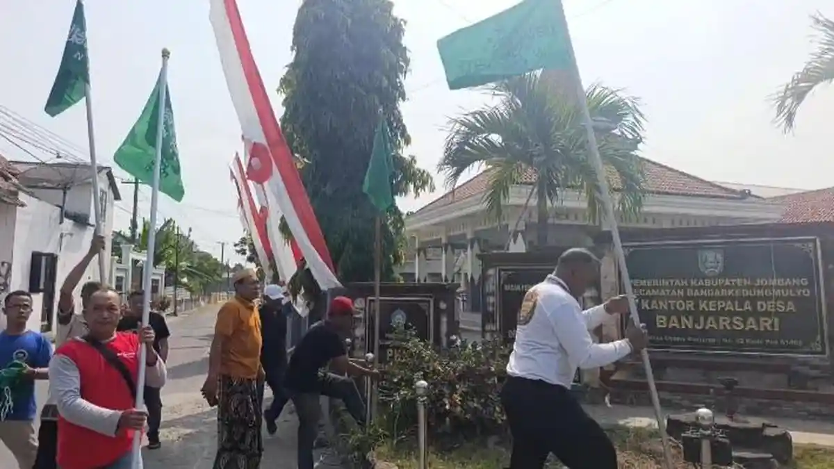 Jelang Muktamar NU ke-35, Warga Jombang Kibarkan Bendera NU dan Merah Putih Bersamaan - Surya.co.id