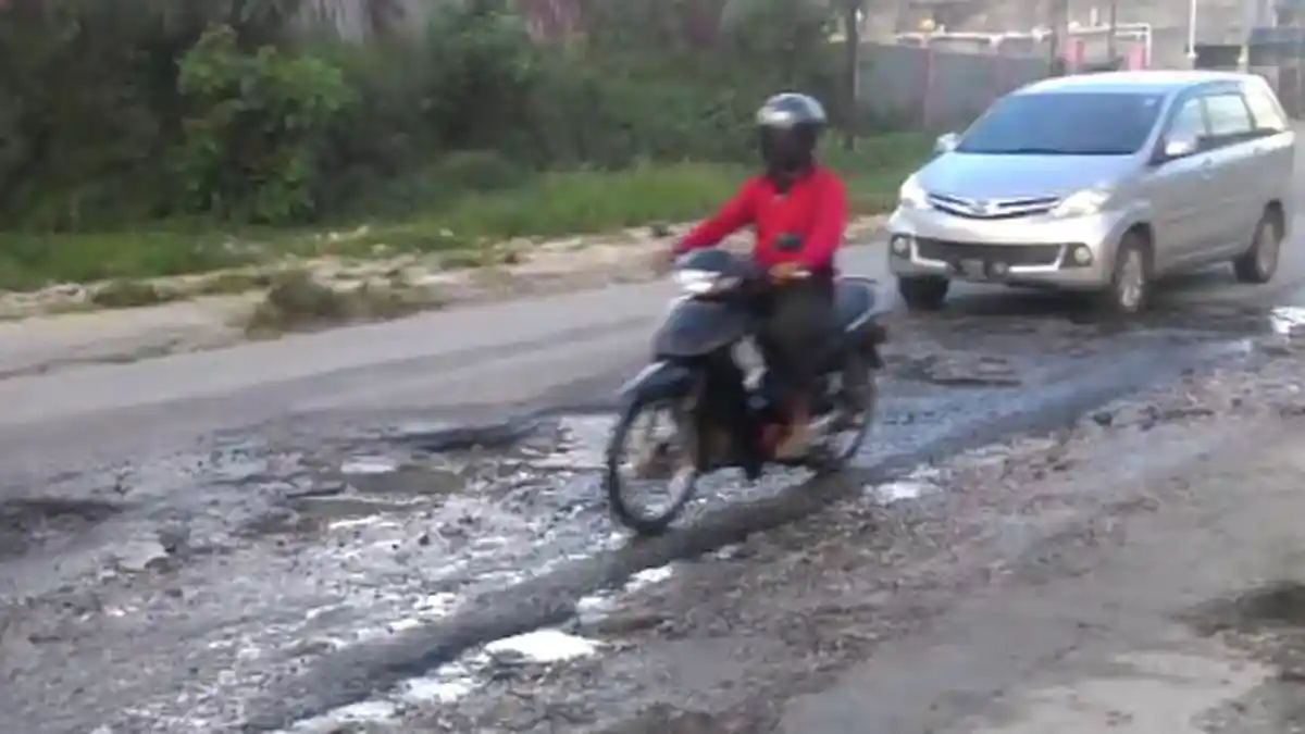 Warga Minta Pemerintah Segera Perbaiki Jalan Panglima Aim