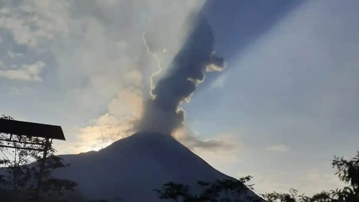 Gunung Merapi Luncurkan Awan Panas Setinggi 1500 Meter, Ini Pemicunya Menurut BPPTKG