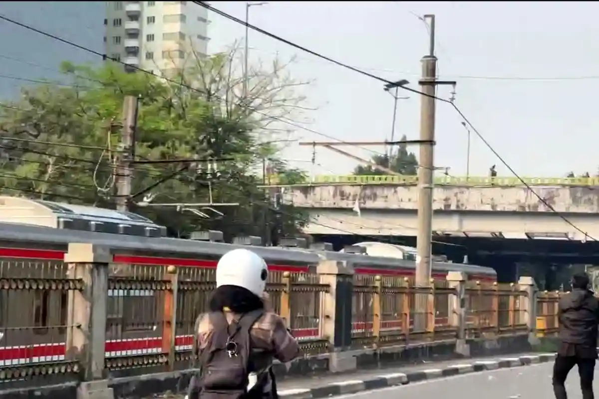 Jalur KA lintas Tanah Abang–Palmerah Lumpuh Dikuasai Pendemo, Berikut Rekayasa KRL Malam Ini