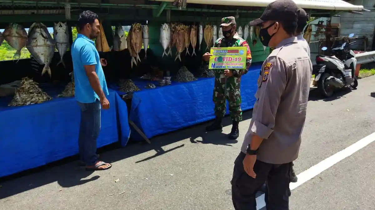 Kasus Corona Meningkat, Babinsa Koramil 19/ Leupung Ajak Masyarakat Disiplin Protkes