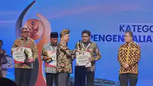 Menteri-Dalam-Negeri-Tito-Karnavian-menyerahkan-piagam-penghargaan.jpg