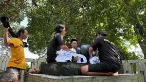 Ritual-tahunan-penyucian-Batu-Manik-di-kawasan-Pamuksan-Sri-Aji-Jayabaya-Senin-1562026.jpg