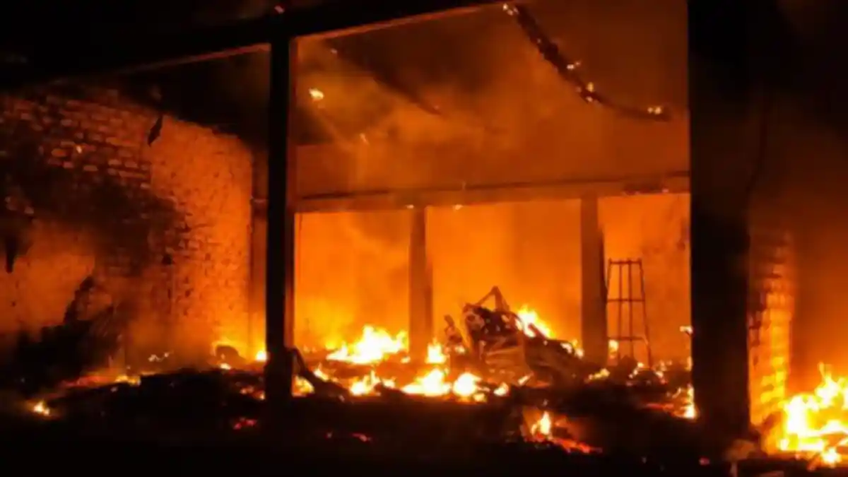 Diduga Korsleting Listrik, Toko Loak Onderdil Motor di Sumenep Ludes Terbakar