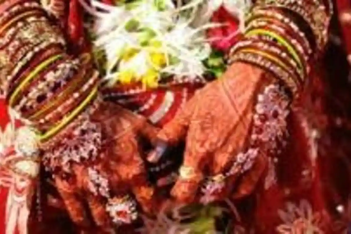 Sambil Menggendong Anak, Seorang Wanita Menggagalkan Pernikahan Suaminya, Videonya Viral di Medsos