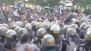 Massa-aksi-saling-dorong-dengan-Polisi.jpg