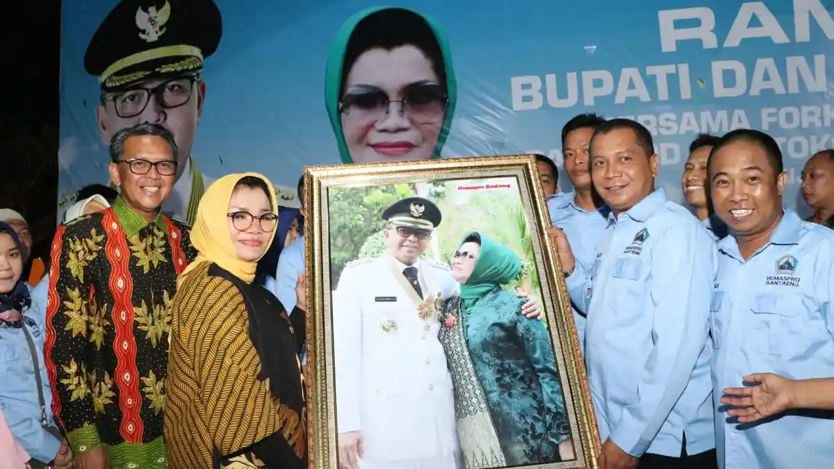Humas Bantaeng Berikan Cenderamata Ini Di Penghujung Kepemimpinan Nurdin Abdullah