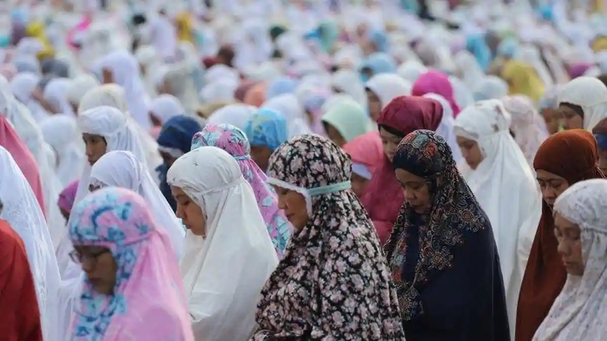Hadits Lewat di Depan Orang Salat Menurut Bukhari-Muslim