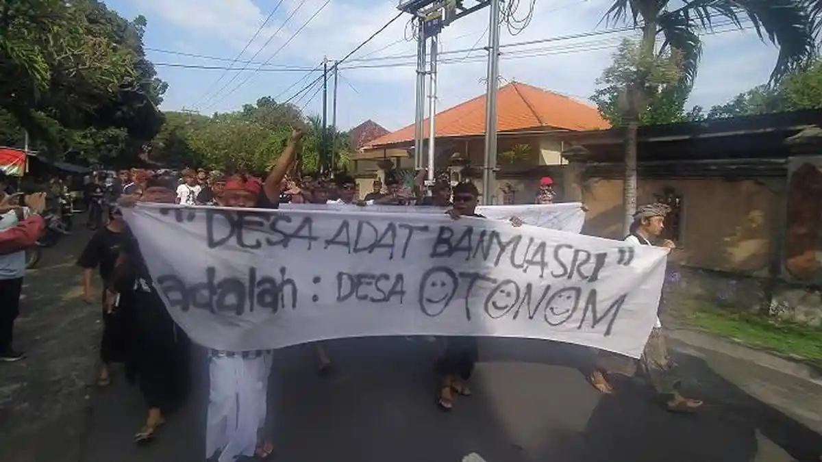 Diiringi Gong, Ratusan Krama Seruduk Kantor MDA Buleleng 