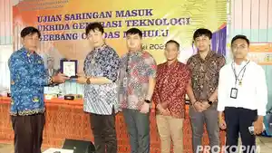20240415_Penyerahan-secara-simbolis-Beasiswa-Gerbang-Cerdas.jpg