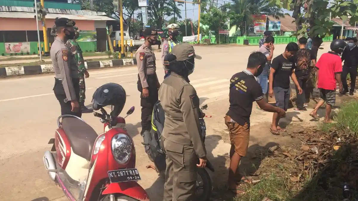 Tak Pakai Masker, 10 Warga di Kutim Terpaksa Bersihkan Jalan