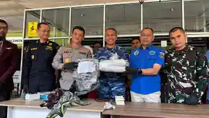 Danlanud-SIM-memperlihatkan-barang-bukti-ganja-di-Bandara-SIM.jpg