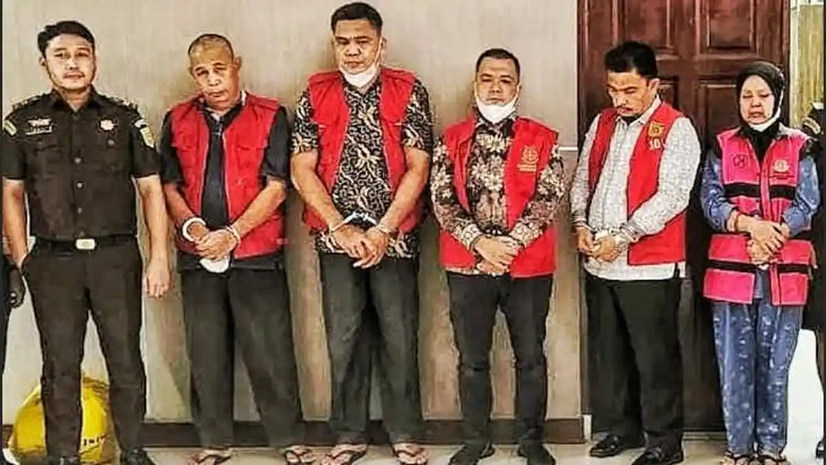 Tampang Kelima Tersangka Dugaan Korupsi Seleksi PPPK di Langkat, Kadisdik Tertunduk Tangan Diborgol