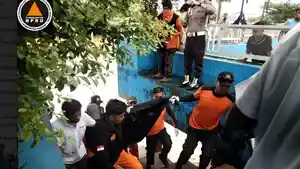 Tim-Basarnas-evakuasi-mayat-pria-mengambang-di-Sungai-Pangkajene-vv.jpg