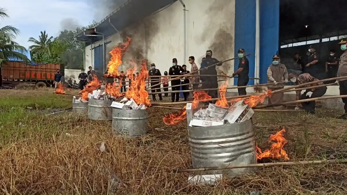 Bea Cukai Teluknibung Cincang Skuter Seharga Rp 25 Juta, Ribuan Batang Rokok dan Ballpres Dibakar
