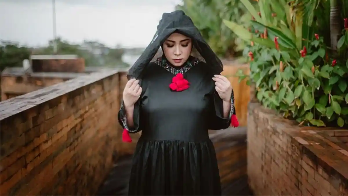 Lirik Lagu Romantis 'Denting' Melly Goeslaw yang Viral di TikTok, Rintik Gerimis Mengundang Kekasih 