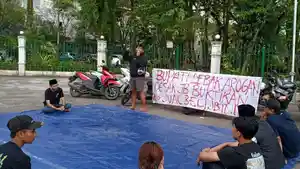 Keluarga-Mahasiswa-Lebak-Kumala-menggelar-aksi-mimbar.jpg