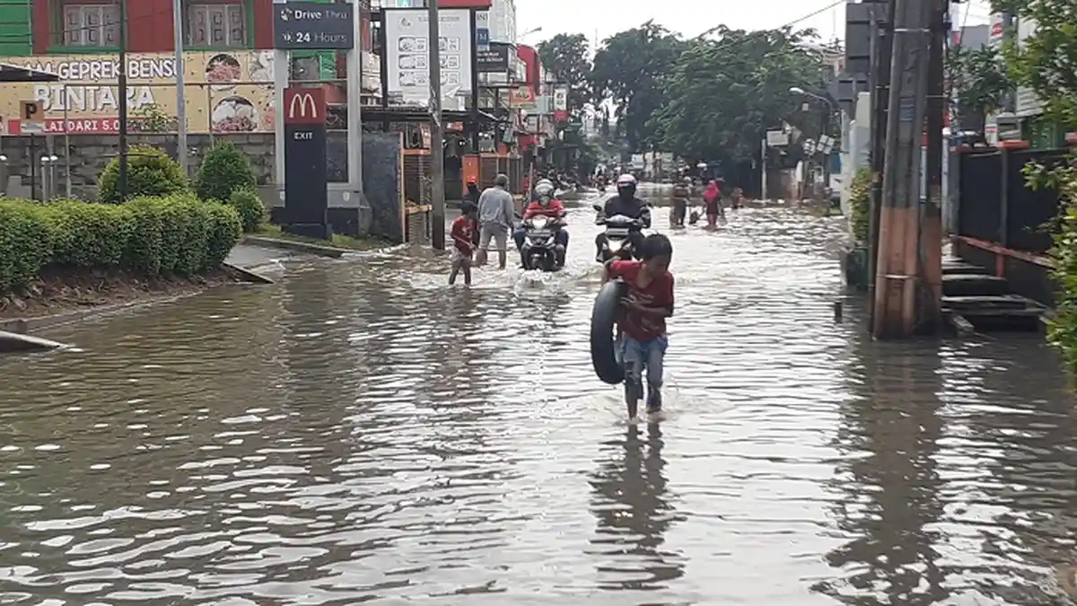 BREAKING NEWS: Terendam Banjir, Akses Jalan Bintara Bekasi Masih Terputus